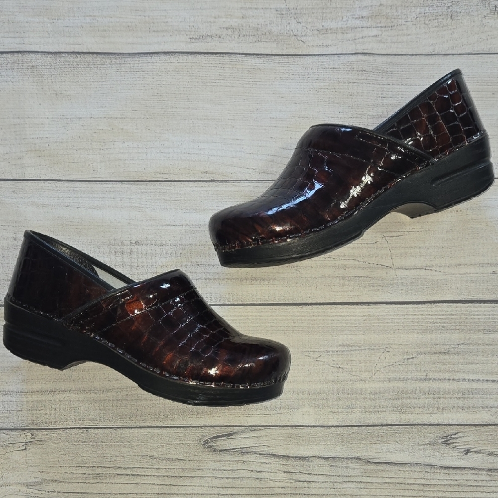 Dansko Professional Patent Leather Clogs Reddish Brown Size EU 40